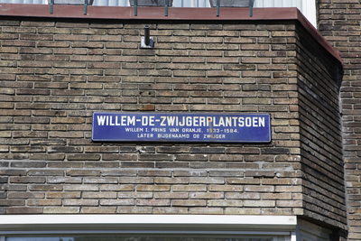 914145 Afbeelding van het oude type straatnaambord 'Willem de Zwijgerplantsoen' aan de voorgevel van het huis Willem de ...